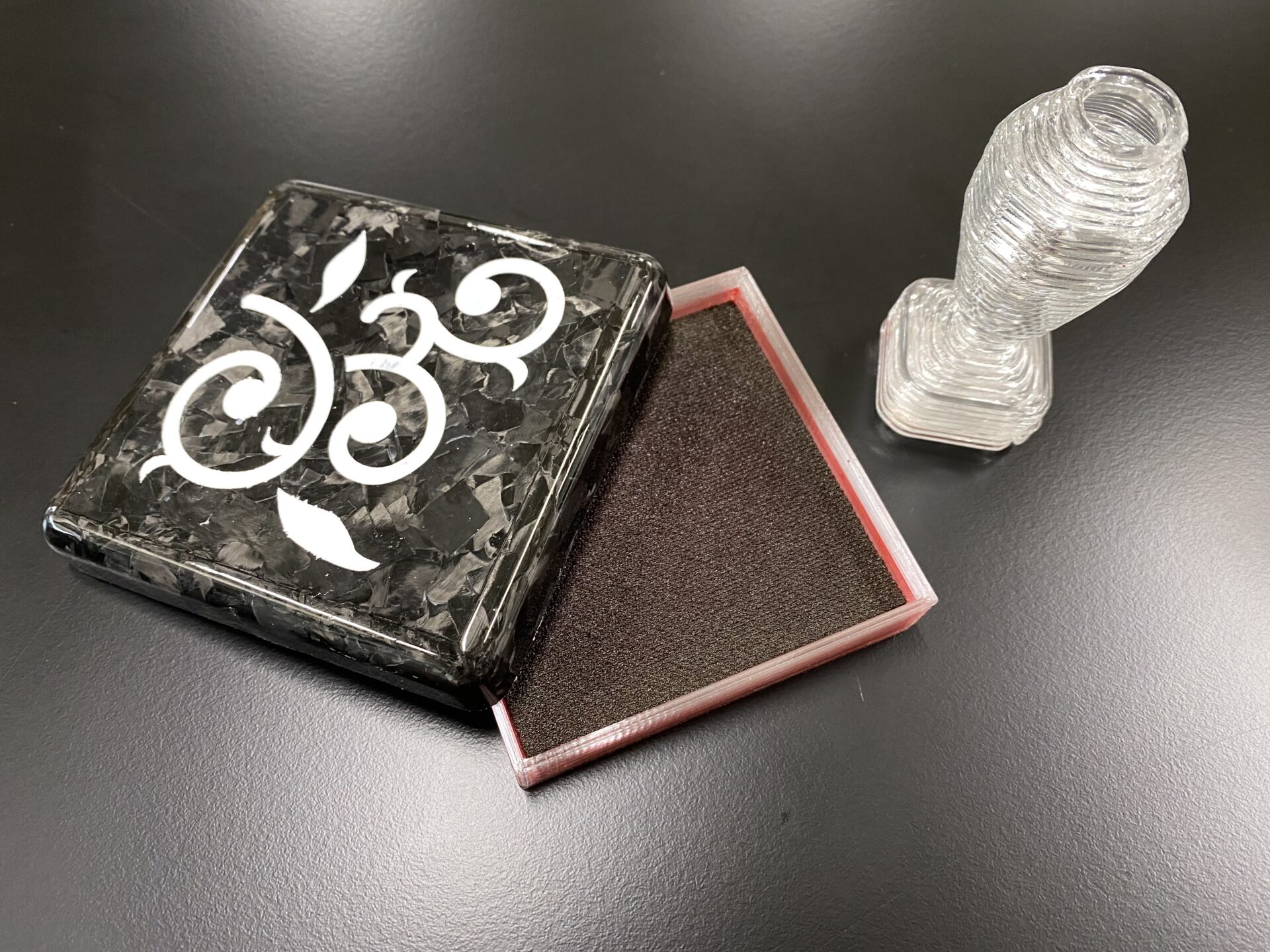 齋藤敬教授が代表を務める「サーキュラーマテリアルコンソーシアム」に参画する企業が共同製作したスタンプが、11月1日（土）開催の京都大学ホームカミングデーにて初披露されます。